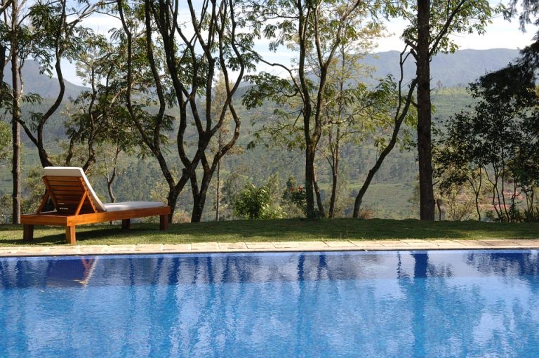 swimming-pool-2386258_960_720