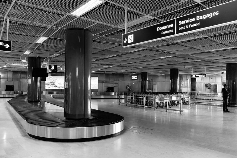 airport-3364232_960_720