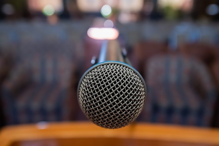 microphone-3484199_960_720