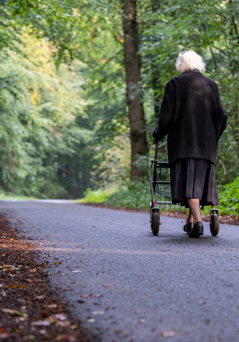 old-lady-6097619_1920