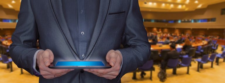 businessman-3928259_1280