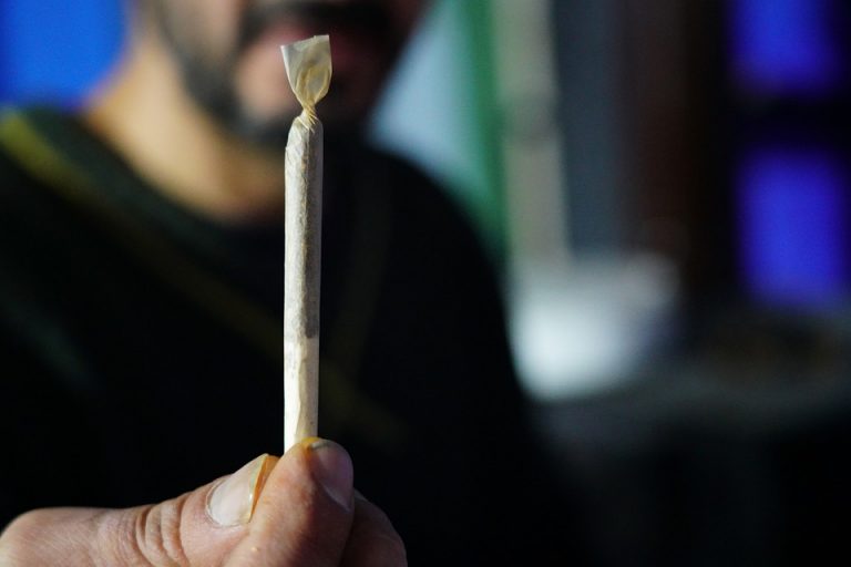 cannabis-smoking-5890427_960_720