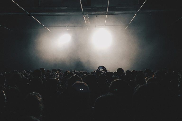 crowd-789652_1920