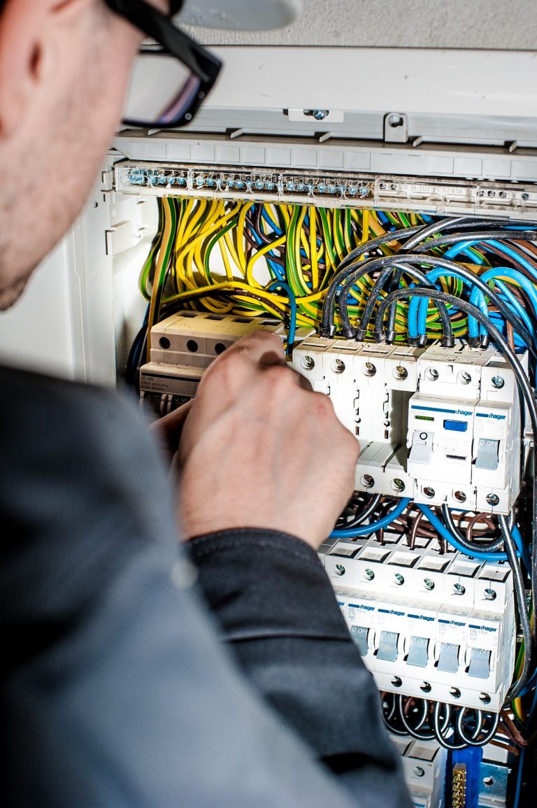 electrician-geee2b9b8f_1920
