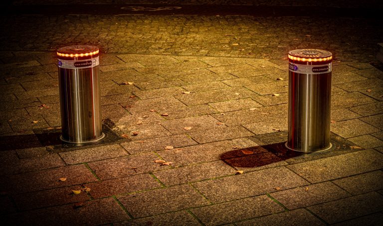 bollard-4619073_1920