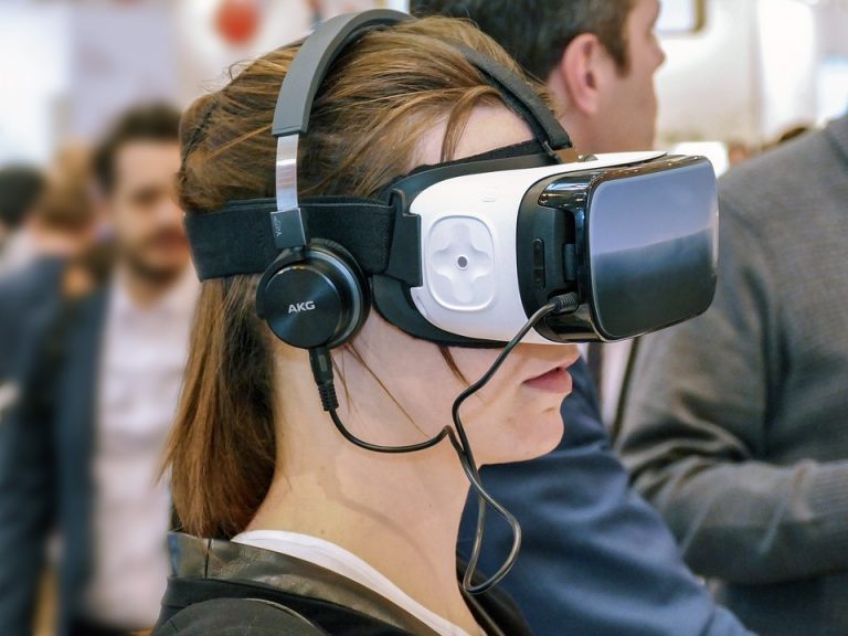 vr-1992973_960_720