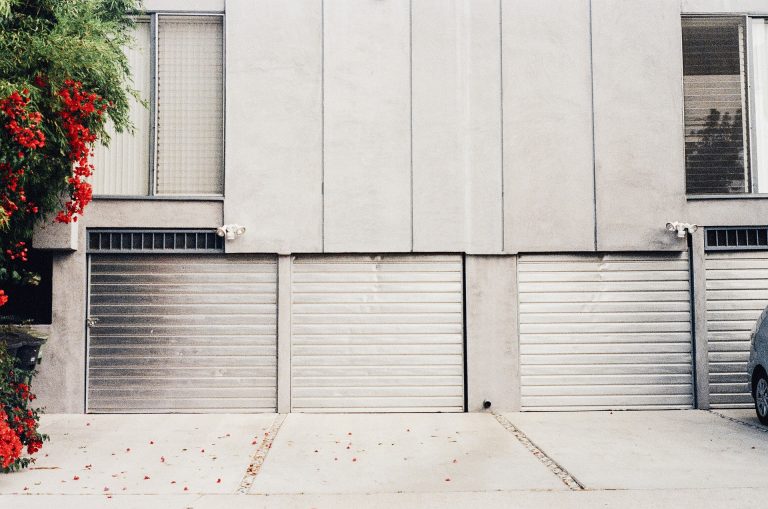 garage-doors-2631247_1920