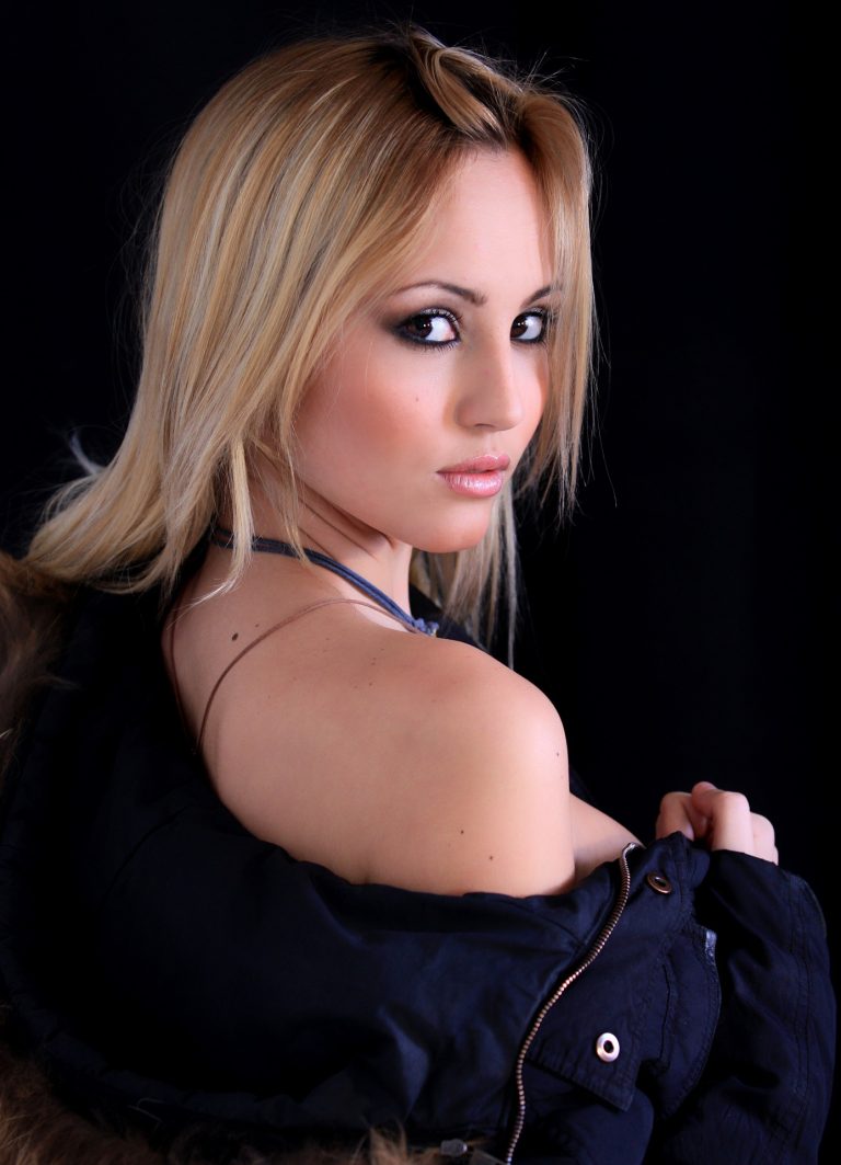 girl-2363821_1920