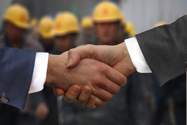 shaking-hands-2974790_1920
