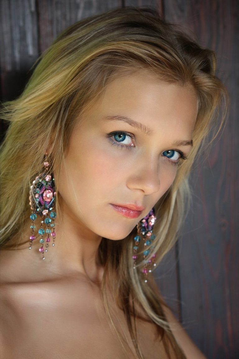 girl-2306831_1280
