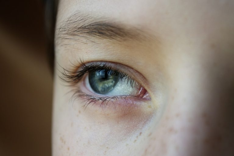 grey-eyes-6215940_1280