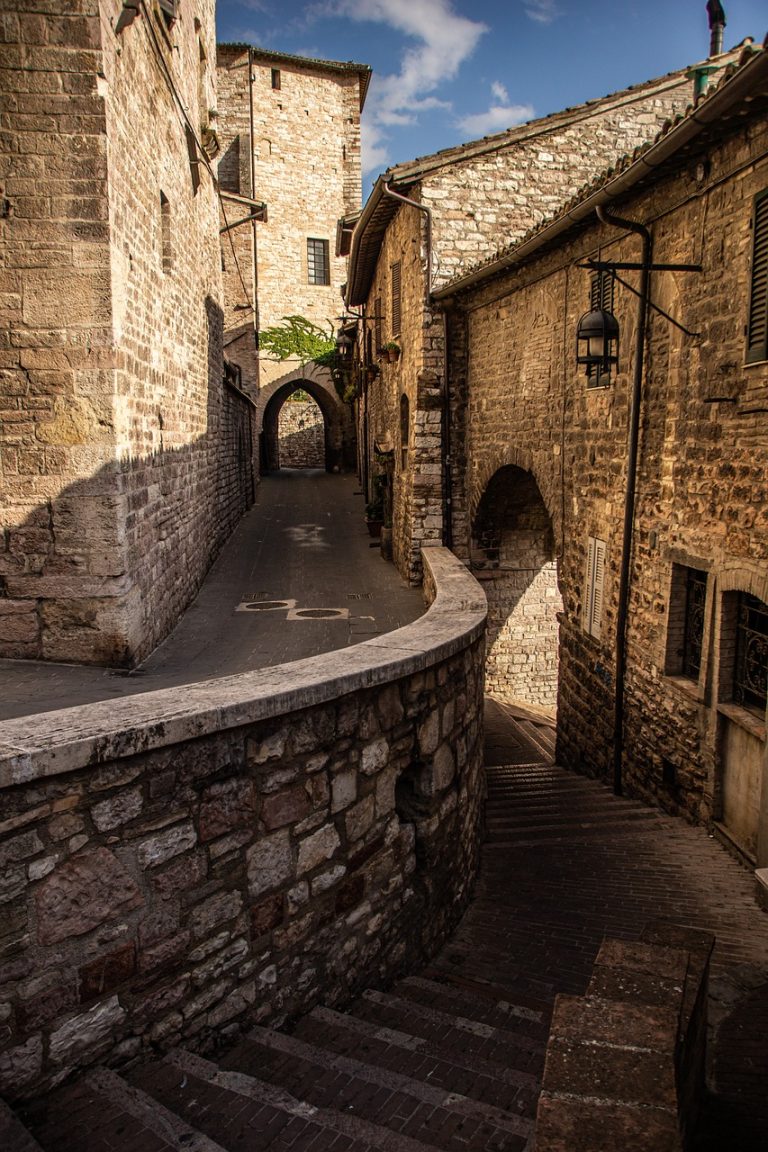 alley-6583471_1280