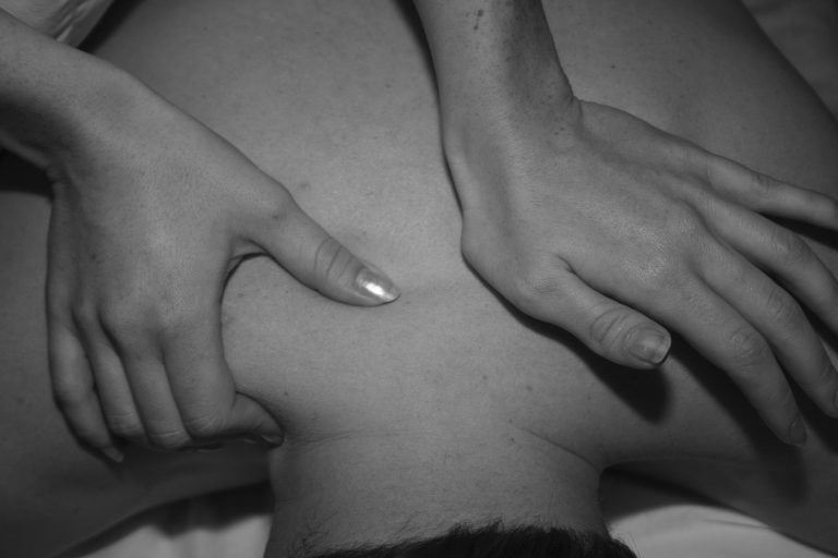 back-pain-1491801_1280