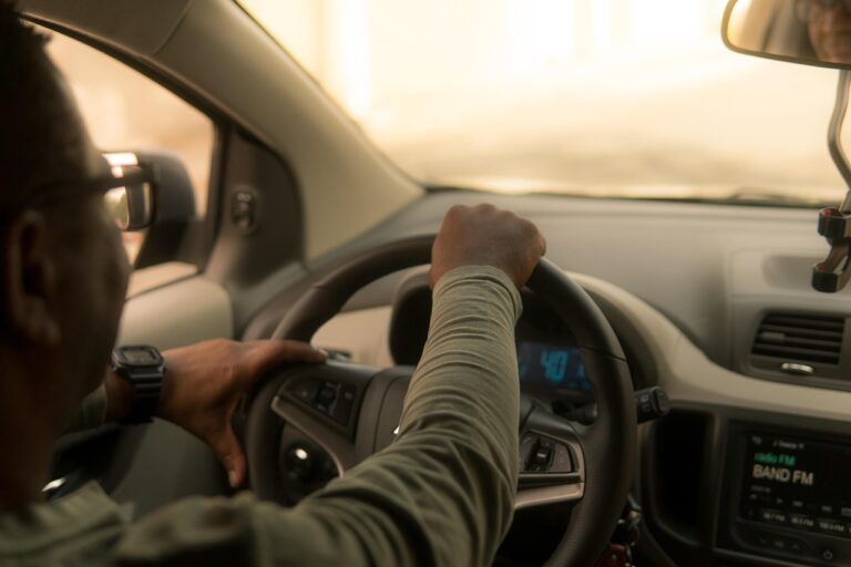 driving-6760994_1280