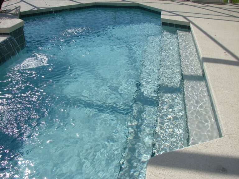 pool-steps-318330_1280