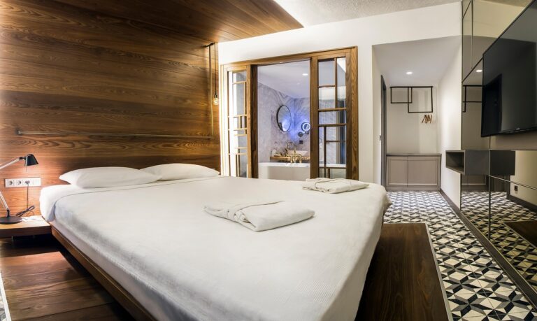 hotelroom-7772422_1280