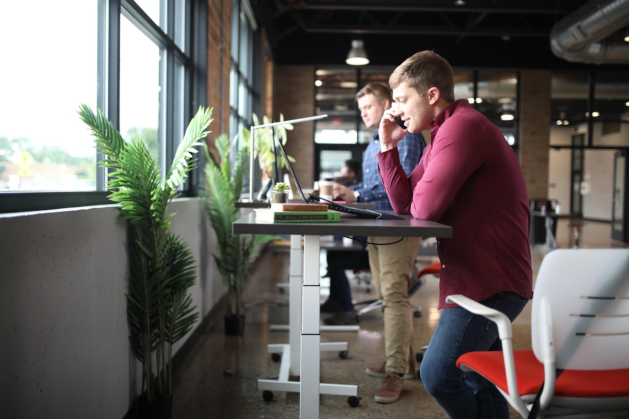 The Benefits of a Sit-Stand Desk: Improve Your Health While You Work