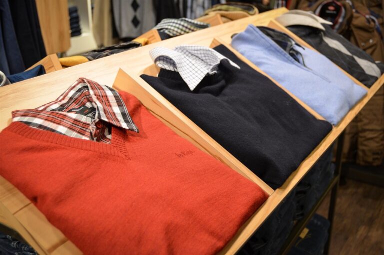 sweater-428616_1280