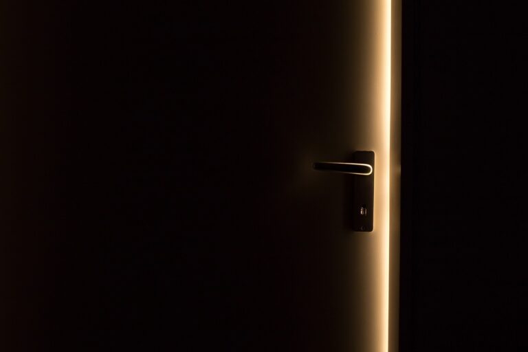 dark-1852985_1280