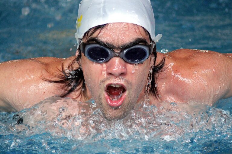 swimmer-1086729_1280